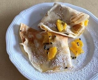 Crêpes mit Passionsfrucht-Orangen-Salat