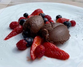 Avocado-Schokocreme mit Beerensalat