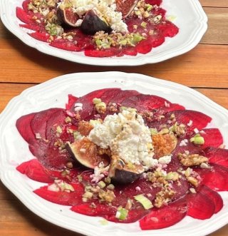 Feigen auf Rote Bete Carpaccio